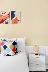 Charming 3 Bedroom House Short Term Rental & Flexible Renting Canary Wharf With Free Wifi & Garden