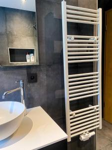 Chez Sabine et Eric Maison pour 6 personnes avec piscine chauffée et jacuzzi privé