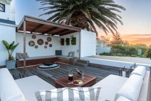Maison De La Mer - Luxury Camps Bay Villa with pool and ocean view