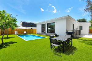 Radiance - Modern Design, Poolside Escape