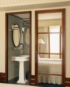 Hotels Hotel Des Grands Voyageurs : photos des chambres