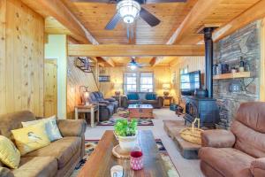 Spacious ‘Sherwood Forest Cabin’ w Hot Tub!