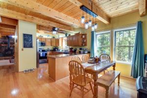 Spacious ‘Sherwood Forest Cabin’ w Hot Tub!
