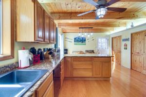Spacious ‘Sherwood Forest Cabin’ w Hot Tub!