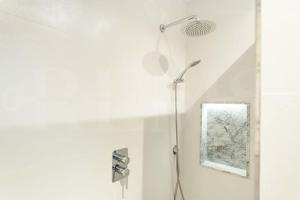 Modern apartment next to the Cervantes Theatre by REMS