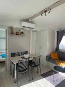 Campings Mobil-home 5 personnes dans camping Mar Estang 4 etoiles avec acces a la plage : photos des chambres