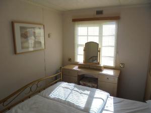 Golden Anchor : Ovation 4 Berth, Wrap Around Decking