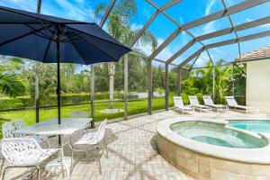 Modern home w screened pool, hot tub, & comm amenities!