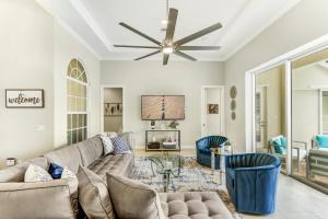 Modern home w screened pool, hot tub, & comm amenities!