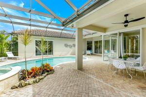 Modern home w screened pool, hot tub, & comm amenities!