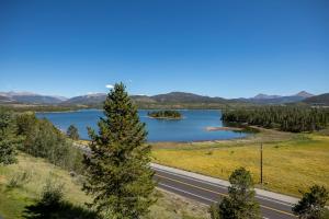 Lake Forest Lakeview Condo: Mountain Views, Close to Town