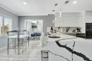 The Gardens - Luxe, Pool, Mins to Hard Rock Stadium