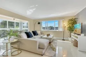 Sunny Pompano Beach with pool access - Pinehurst Village