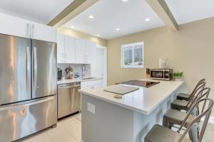 Sunny Pompano Beach with pool access