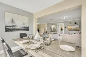 Bright Pompano Beach with pool access - Pinehurst Village