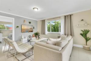 Bright Pompano Beach with pool access