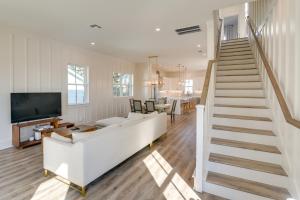 Upscale Home with 2 Balconies in Galveston!