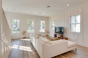 Upscale Home with 2 Balconies in Galveston!