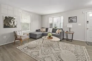 Luxury End Unit Townhome Just 40 Minutes from DC, Pet-Friendly, Privacy Fenced - أشبورن