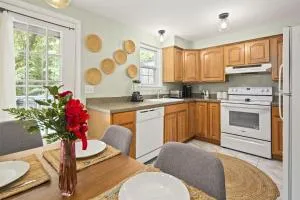 End Unit Townhome with in No VA, 40 Mins to DC, Pets OK - أشبورن