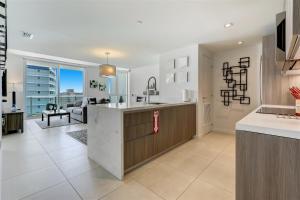 Tiffany Blanca - Rooftop Pool, Gym, & Walk to Beach