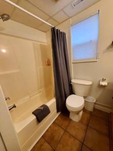 Private & cozy ground level suite in quiet area