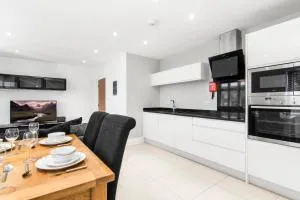 Luxury Apartment in Town Centre with Free Gated Parking - Potters Bar
