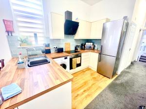 Executive apartments, nr city centre with private parking