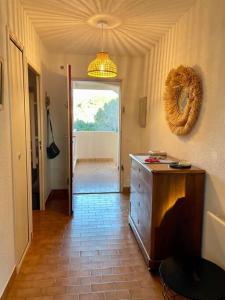 Tout proche de la plage, à 12 min à pied du port, place de parking