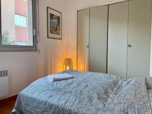 Tout proche de la plage, à 12 min à pied du port, place de parking