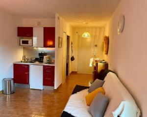 Tout proche de la plage, à 12 min à pied du port, place de parking