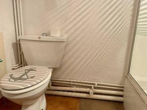 Tout proche de la plage, à 12 min à pied du port, place de parking