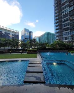Uptown Parksuites Tower 1 at BGC - Staycations Up Above 12