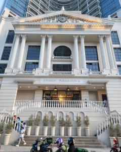 Uptown Parksuites Tower 1 at BGC - Staycations Up Above 12