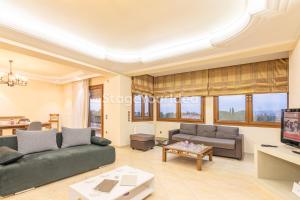 Luxury appartment, only 7 minutes from Thessaloniki airport and 15 minutes from city center ,for 8-23 people also for gatherings and parties