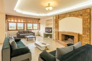 Luxury appartment, only 7 minutes from Thessaloniki airport and 15 minutes from city center ,for 8-23 people also for gatherings and parties