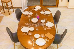 Luxury appartment, only 7 minutes from Thessaloniki airport and 15 minutes from city center ,for 8-23 people also for gatherings and parties