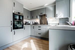 THE LAKE - A stunning 2 bedroom house, only 17mins to Central London!!!