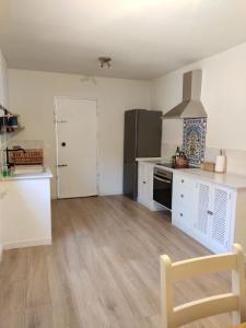 Bonita casa blanca en el bosque.