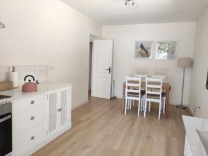 Bonita casa blanca en el bosque.