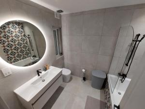 Modern 3BD Apartment with Spacious Balcony & Outside Furniture - Marsalforn Bay