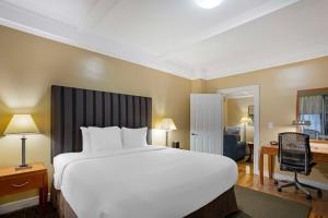 Apartment with One King and One Queen Bed room in Best Western Plus Hospitality House Suites