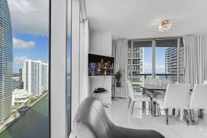 Luxurious Condo at ICON with Views