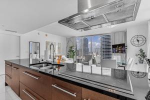 Luxurious Condo at ICON with Views