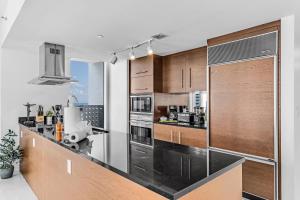 Luxurious Condo at ICON with Views