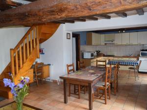 Maisons de vacances Charme et Authenticite en Foret Maine Normandie : Demeure Renovee avec Jardin, Ideale pour Sejour Detente - FR-1-410-186 : photos des chambres