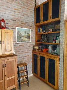 Dormitorio con baño privado, cocina y living compartido con pileta en country