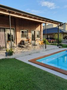 Dormitorio con baño privado, cocina y living compartido con pileta en country