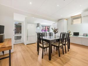 Walk to the MCG & AAMI Park - Free Late Checkout - Great location & Backyard