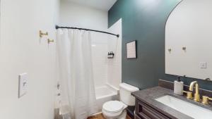 Stylish 2nd Floor Apartment with Pool Table Office Space near Churchill Downs